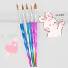 Plumas para decoración de uñas al por mayor, incluyendo juegos de 5 piezas de plumas de tallado y esmalte en gel, plumas para pintar decoración de uñas, plumas de difuminado para crear degradados y diseños florales, y plumas pincel.