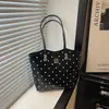 Bolso de hombro y bolso de mano versátil transfronterizo para el día a día, nuevo otoño 2026, bolso tote de lunares negros, bolso grande de capacidad para mujer