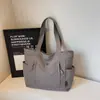 Bolsa Feminina de Grande Capacidade Cor Lisa 2025 Inverno Nova Estilo Coreano Simples Bolsa Tote para Exterior Bolsa de Ombro de Alto Valor para o Dia a Dia