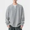 Camiseta de manga larga estilo americano, de alta gama, con cuello Henley para hombre, nueva colección de otoño, corte holgado, moderna y con un estilo clásico y sofisticado
