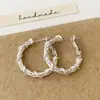 Moda Europea y Americana Exquisitos Pendientes Retorcidos de Lujo Ligero Gama Alta Versátiles para el Trabajo Diario Diseño de Nicho Pendientes Chapados en Cobre Dorado
