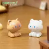 Miniatura de paisaje linda gatito siamés sentado vaca figura decoración DIY accesorio para colgar adorno de escritorio