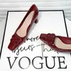 Sapatos Elegantes de Moda Estilo Fada Cor Nude com Bico Quadrado e Salto Alto para Mulheres com Salto Grosso, Novo Modelo para o Verão de 2026, Scarpins de Couro Envernizado de Celebridade