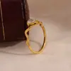 Moda Europea y Americana Elegante Simple Nicho Estilo Frío Pulsera Acero Inoxidable Chapado Oro 18K Serpiente Colgante Anillo de Diamante para Mujeres