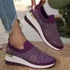 Nova coleção 2024 de sapatos femininos plus size para exportação: bico redondo, salto plataforma, modernos, com enfeites de strass, esportivos e casuais slip-on, disponíveis em estoque