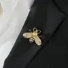 Broche de Abelha com Pérolas e Cristais Europeu e Americano Fofo Indústria Pesada Luxo Leve Moda de Alta Qualidade Elegante Pino para Terno
