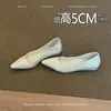 Zapatos de tacón de cuña para mujer, estilo retro francés de piel de oveja, para aumentar la altura, slip-on poco profundos, elegantes y bonitos zapatos Mary Jane para ir al trabajo.