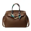 Bolso de Mano de Lujo Ligero Transfronterizo, Bolso Cruzado para Mujer, Estilo Nuevo con Hebilla de Cierre, Bolso de Hombro Versátil, Patrón de Lichi, Bolso de Mano de Alta Gama para el Trabajo