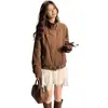 El popular y elegante top con solapa entallado de imitación de piel de este año es una chaqueta casual de ante para otoño con botones y cremallera para mujer.
