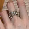 Ropa vieja vintage usada café oro anillo de mariposa diseño de nicho para mujer sentido del diseño anillo índice iris anillo apilable