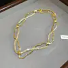 Collar Geométrico Hueco Estilo Europeo y Americano con Pedrería, Único y de Moda, Lujo Ligero, Cadena Versátil para Clavícula con Sentido de Diseño, Joyería de Nicho