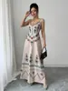 Vestido Fresco e Simples com Decote V, Tecido Estampado em Blocos de Cor, Alças Finas, Comprimento Médio, Corte Evasê para Mulheres, Perfeito para Férias na Praia