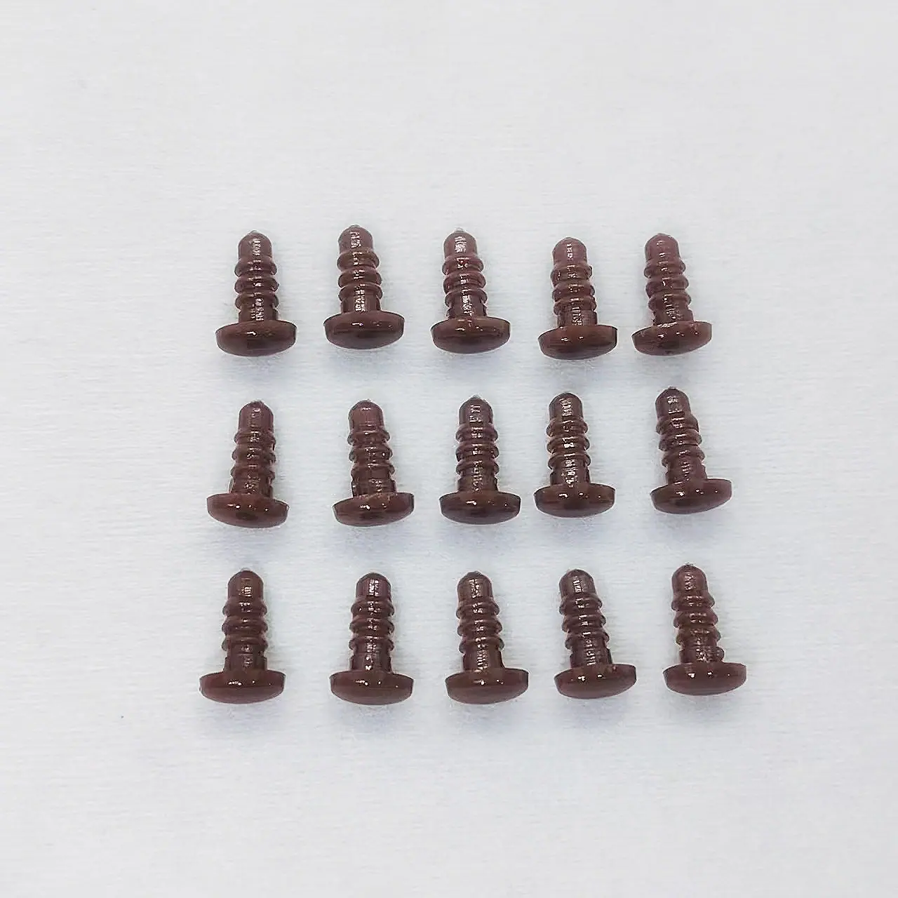 4棕色螺纹眼睛