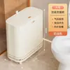 Papelera delgada con tapa de presión y ruedas para mover, cubo de limpieza con tapa abatible, almacenamiento para huecos para el inodoro, papelera de baño