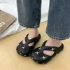 Pantuflas lindas y casuales con tachuelas, suela gruesa, sandalias cerradas antideslizantes para exteriores, moda de primavera, chanclas de playa