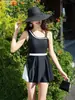 2026 Nuevo Estilo Coreano Ins Bloque de Color Blanco y Negro Ajustado Conservador Estilo Falda Pierna Cuadrada Traje de Baño para Resort de Aguas Termales para Mujeres