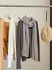 Camiseta de manga larga de color liso con cuello en U, estilo coreano minimalista, para mujer, nueva colección otoño 2026, corte ajustado, que realza la figura, elegante top interior