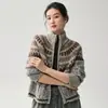 Cardigã de cashmere Fair Isle com zíper duplo para mulheres, apresentando gola alta, corte relaxed, design espessado e um padrão jacquard moderno com color blocking.
