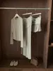 Conjunto casual Lulu Feng de 3 peças para mulheres, justo ao corpo, elástico, com capuz e zíper, coleção de outono 2026, apresentando um design de saia-calça com perna levemente flare