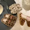 Lindas Pantuflas de Felpa con Estampado de Leopardo de Dibujos Animados para Mujer 2026 Otoño Nueva Llegada Punta Cerrada Antideslizantes Cálidas Usables Zapatos de Algodón para Hombre Perezoso