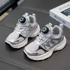 Tênis Esportivos Infantis 2026 Novos Modelos de Primavera para Meninos e Meninas, Tênis Versátil Estilo Pai para Meninos, Tênis da Moda para Crianças Maiores
