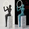 Lámpara de escultura abstracta de bola de personaje Lámpara de sala de exposiciones lámpara de oficina de ventas de hotel Lámpara de decoración artística lámpara de león lámpara de pie con forma humana