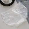 Calcinha feminina com detalhes em renda, laço vazado e estampa jacquard, antibacteriana 10A, entrepernas alongada, ideal para estudantes.