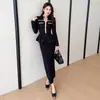 Foto real Nova coleção de primavera tamanho grande elegante gola V babados estilo Hepburn conjunto de top e saia esconde gordura parece magro conjunto de duas peças