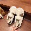 Chinelos peludos da moda para mulheres, adequados para uso externo, estilosos para ir ao trabalho, bico fechado, sola macia, fundo plano, estilo outono e inverno, novos sapatos de algodão 2026