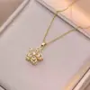 Cadena de Suéter Giratoria de Acero de Titanio que No se Desvanece Collar de Flor de Cinco Pétalos para Mujer Pendientes Anillo Joyería Versátil de Gama Alta para Mujer