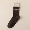 Nuevos calcetines de yoga antideslizantes profesionales calcetines de Pilates calcetines para la pantorrilla calcetines deportivos de longitud media para mujer color liso calcetines para el suelo