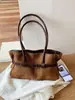 Bolso tote retro de gamuza para mujer, nueva colección de otoño 2026, elegante y sofisticado, adecuado para ir al trabajo, gran capacidad y se puede llevar en la mano