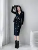 Elegante Vestido de Punto con Cuello en V Estilo Francés para Otoño e Invierno, para Figuras Petite, Corte Ajustado, Bodycon, Por Encima de la Rodilla, Vestido Base de Corte Ajustado