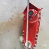 Un juego completo de diversos engranajes de transmisión, ejes hexagonales y ejes estriados dentro de la carcasa de una máquina zanjadora y surcadora con ejes dentados para la gestión de jardines.