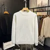 Suéter simples e limpo na cor damasco para homens, malha versátil de marca moderna, nova camisa base masculina de inverno 2026