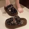 Chinelos de Pelúcia Estampa de Leopardo para Mulheres, Novos de Inverno 2026, Meio Chinelos Fechados com Solado Grosso, Chinelos de Algodão Pelúcia Retrô