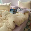 Conjunto de quatro peças em veludo de leite, capa de edredom espessada em flanela coral com forro de fleece para o inverno, lençol de pelúcia e conjunto de cama de três peças