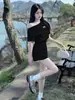 Conjunto de dos piezas de falda corta de manga corta de un solo hombro para mujeres petite, conjunto de ropa deportiva coreana de verano adelgazante que reduce la edad para mujeres