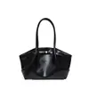 El bolso popular de estilo coreano para mujer de este año es el nuevo modelo de otoño 2026, un bolso de hombro plisado de color liso para ir al trabajo y para llevar debajo del brazo.