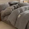 Juego de Cuatro Piezas de Cama de Terciopelo de Leche Lujo Ligero Nuevo Otoño e Invierno 2025 Juego de Tres Piezas de Funda Nórdica y Sábana Bajera de Terciopelo Coral Espesado