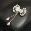 Broche de Lazo y Borla Microincrustado de Circonita Dulce y Delicado, Broche Colgante Hueco Bicolor Chapado en Oro de Nicho