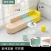 Oficina, guardería, vestíbulo de institución de formación, área de ocio y descanso, recepción, juego de sofá y mesa de centro para apartamento pequeño y sencillo