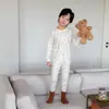 Conjunto de Pijama de Algodão Puro Outono com Manga Longa e Gola Redonda para Meninos e Meninas Roupa de Casa Quente Classe A para Crianças de Meia-Idade e Mais Velhas