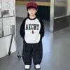 Conjunto de Moda Infantil 2006 Primavera/Otoño 2026 Nuevo Sudadera de Otoño para Niños Pantalones Cuadros de Bebé Celebridad de Internet Conjunto de Dos Piezas