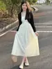 Vestido Branco de Verão Novo Estilo Francês com Alça Fina para Mulheres, Comprimento no Joelho, Emagrecedor, Elegante Vestido de Comprimento Médio para Figuras Baixas, Moderno