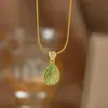 Collar de Acero de Titanio Dongguan para Mujer con Colgante en Forma de Corazón de Diamante Rosa Microincrustado, Cadena para Clavícula Versátil y de Moda Chapada en Oro de 18 Quilates