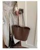 Bolso tote casual tejido de gran capacidad, un bolso de hombro elegante de inspiración retro para mujer, perfecto para ir al trabajo y añadir un toque de sofisticación