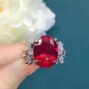 Anillo de Diamante de Alto Carbono con Temperamento de Lujo Ligero Brillante Nicho Exquisito Incrustado con Corindón Rojo Anillo para Mujer