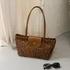 Bolsa Feminina Multi Frutas Estilo Pequena Fragrância Bloco de Cores Camurça Bolsa Tote Outono/Inverno 2026 Nova Retro Versátil Bolsa de Mão Ombro