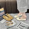 Zapatos Mary Jane plateados de boca profunda con tacón plano y pliegues rojos cibernéticos, nuevos zapatos de cuero pequeños de primavera 2025 para mujer, combinables con todo.